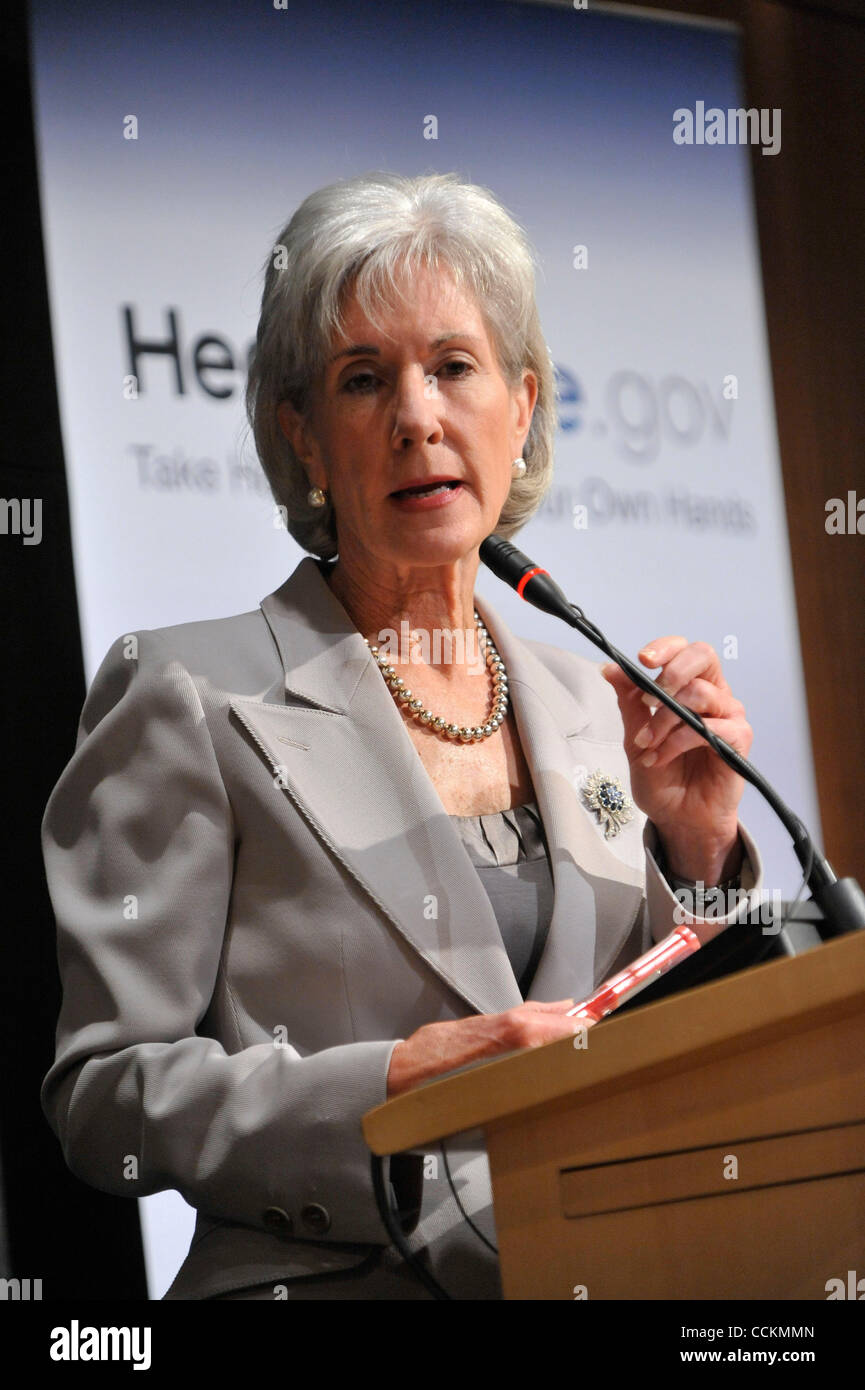 Nov. 17, 2010 - Washington, DC, Stati Uniti - KATHLEEN SEBELIUS, il segretario americano per i servizi umani e la sanità pubblica, annuncia nuove regole per ''medical i rapporti di perdita'' per le compagnie di assicurazione a Washington DC, su nov. 22, 2010. Le regole definiscono la quantità di una compagnia di assicurazione deve pagare come vantaggi sotto nuova compit Foto Stock