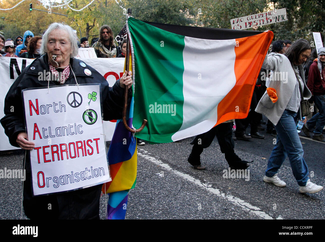 20 nov 2010 - Lisbona, Portogallo - Anti-nato di donna vecchia contiene un flag durante una manifestazione di protesta contro il vertice della NATO a Lisbona il 20 novembre 2010. Il vertice della NATO è tenuta a Lisbona, durante il diciannovesimo e il ventesimo giorno di novembre. Si tratta di una riunione con 27 leader dell Unione europea e membri della NATO, che discuterà la iss centrale Foto Stock