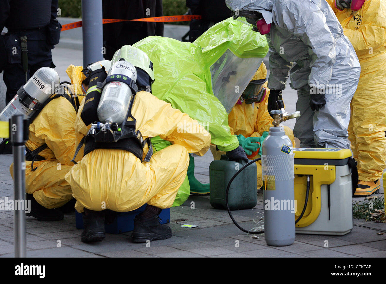 Nov 10, 2010 - Seoul, Corea del Sud - in caso di emergenza e le autorità di polizia di reagire all'arma chimica spaventare gli attacchi al Coex in Seoul, Corea del Sud. Elementi sospetti sono stati trovati nei detergenti per lavastoviglie. (Credito Immagine: © Dong-Min Jang/ZUMApress.com) Foto Stock
