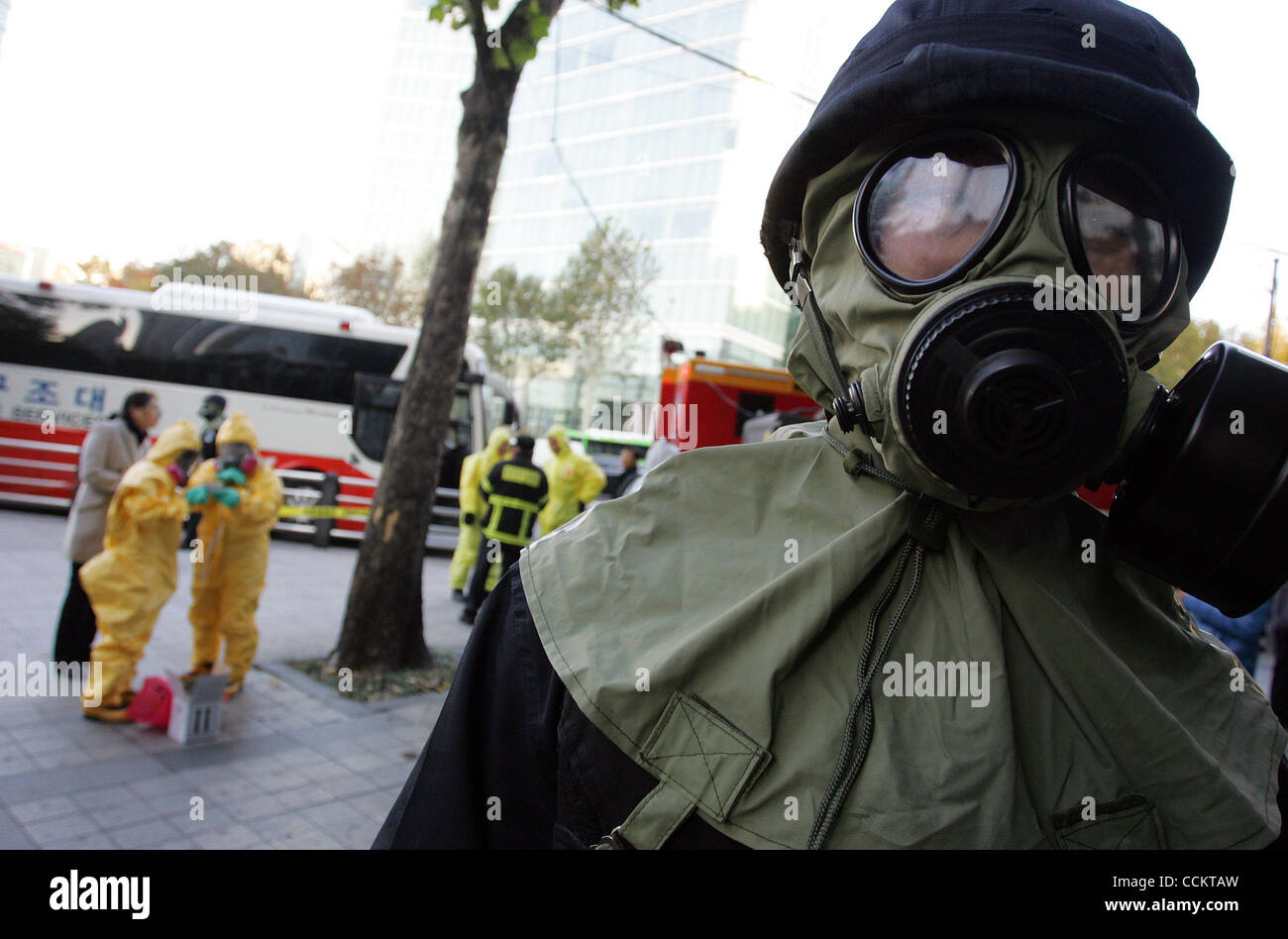 Nov 10, 2010 - Seoul, Corea del Sud - in caso di emergenza e le autorità di polizia di reagire all'arma chimica spaventare gli attacchi al Coex in Seoul, Corea del Sud. Elementi sospetti sono stati trovati nei detergenti per lavastoviglie. (Credito Immagine: © Dong-Min Jang/ZUMApress.com) Foto Stock