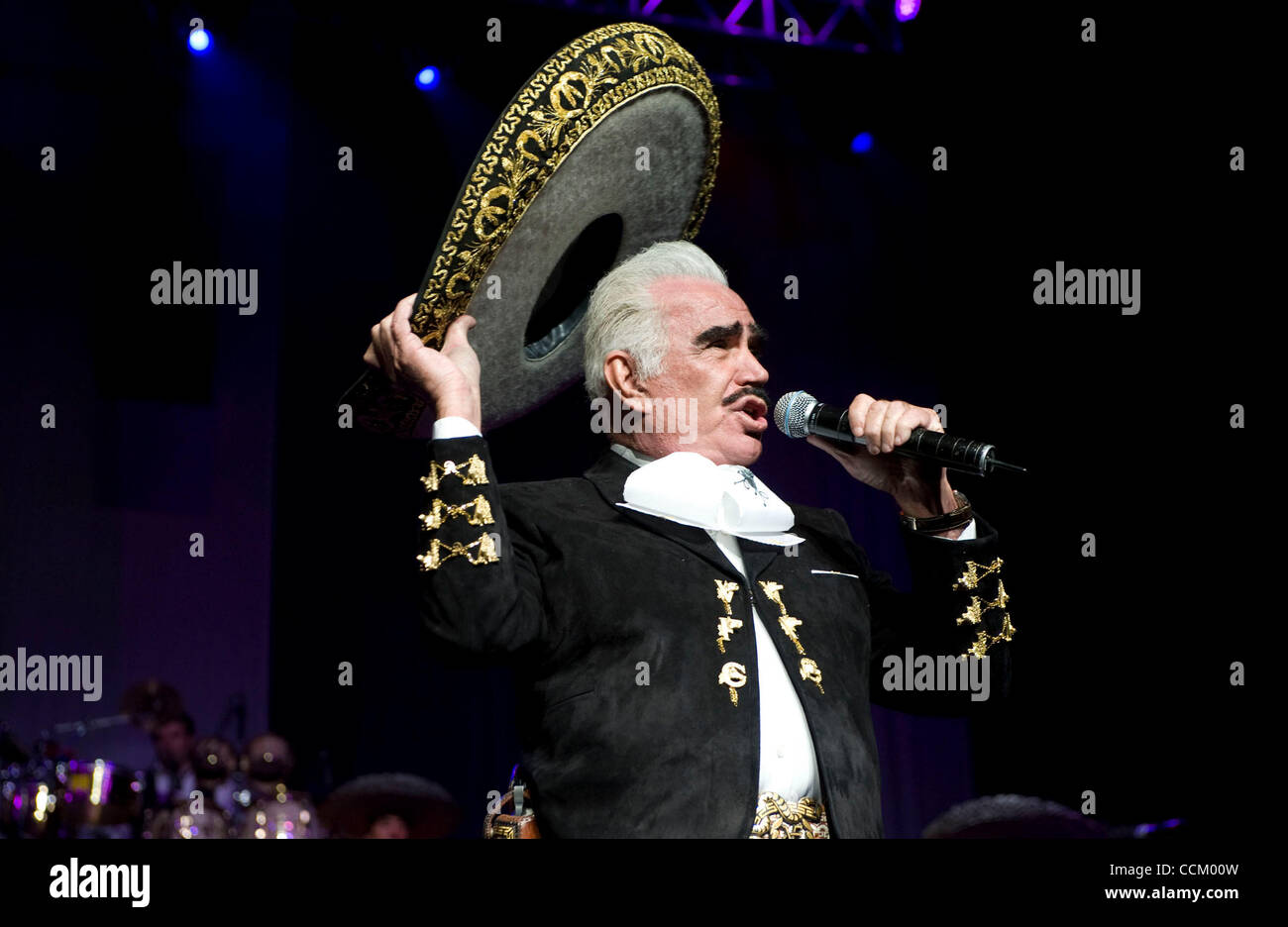 Novembre 12, 2010 - Los Angeles, California, Stati Uniti - Il leggendario ranchera messicana cantante VICENTE FERNANDEZ si esibisce dal vivo al Amphitheatre di Gibson in città universale il venerdì. (Credito Immagine: © Leopoldo Pena/ZUMApress.com) Foto Stock