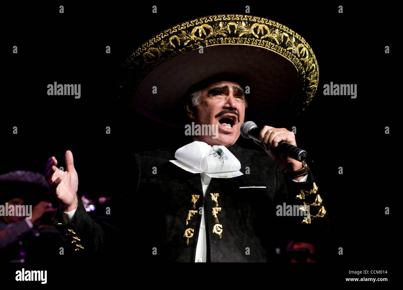 Novembre 12, 2010 - Los Angeles, California, Stati Uniti - Il leggendario ranchera messicana cantante VICENTE FERNANDEZ si esibisce dal vivo al Amphitheatre di Gibson in città universale il venerdì. (Credito Immagine: © Leopoldo Pena/ZUMApress.com) Foto Stock