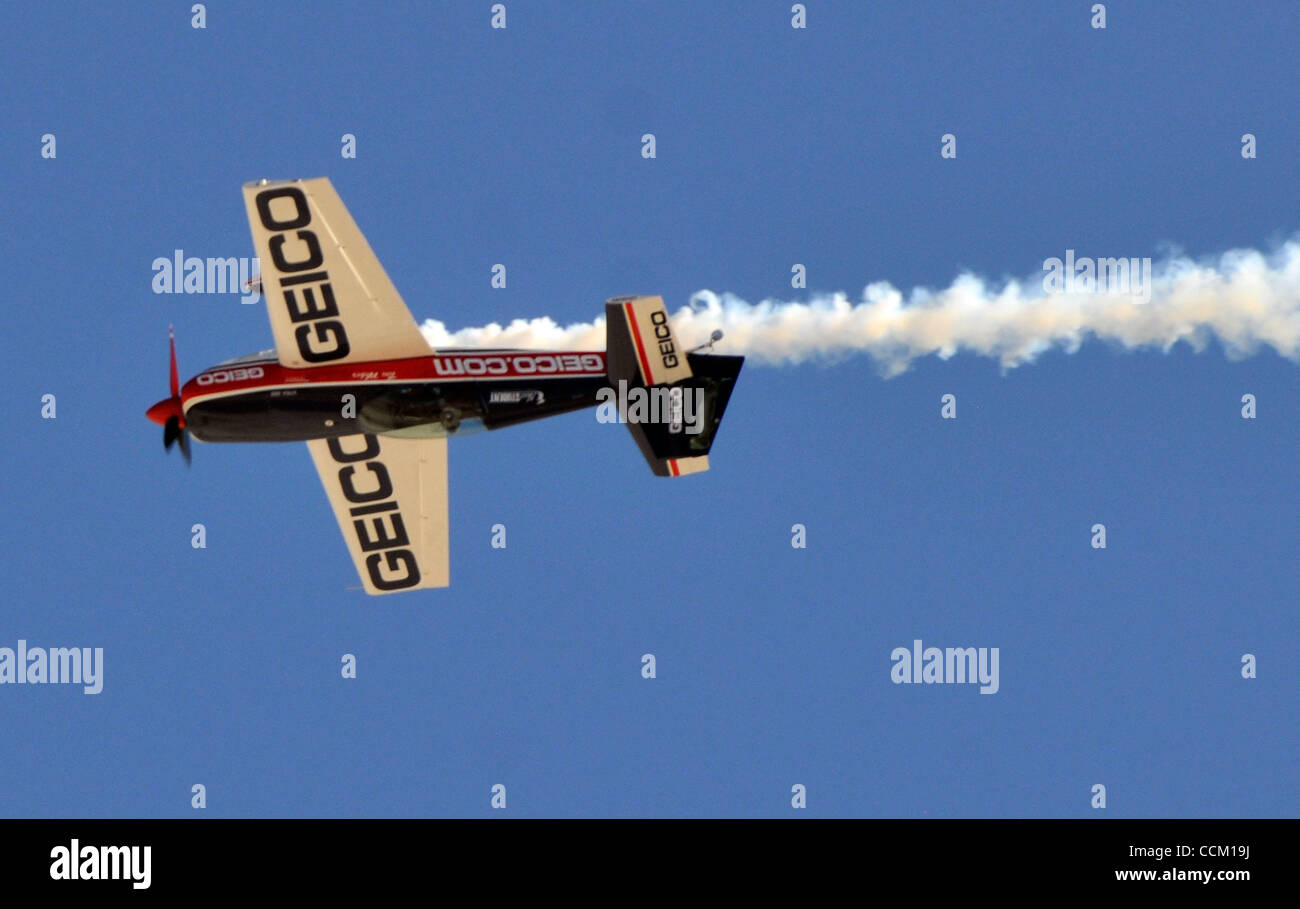 Nov. 13, 2010 - Las Vegas, Nevada, Stati Uniti d'America - Tim Weber battenti la sua Extra 300S esegue durante il 2010 Nazione aerea Air Show alla Nellis Air Force Base di Sabato, 13 novembre 2010 a Las Vegas in Nevada. (Credito Immagine: © David Becker/ZUMApress.com) Foto Stock