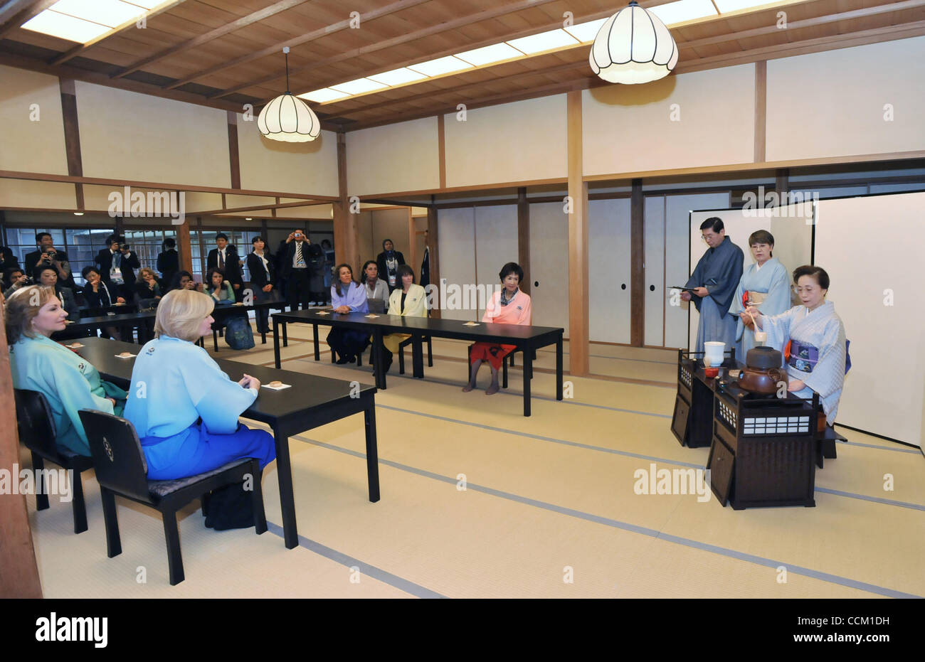 Nov. 13, 2010 - Yokohama, Giappone - APEC coniugi sperimentare la cerimonia del tè giapponese al giardino Sankeien su nov. 14, 2010 a Yokohama, in Giappone il Vertice APEC è tenuto il 13 novembre e 14. (Credito Immagine: © Jana premere/ZUMApress.com) Foto Stock