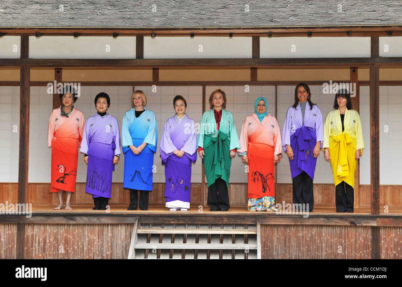 Nov. 13, 2010 - Yokohama, Giappone - APEC coniugi posa per fotografie al giardino Sankeien dove si visita per sperimentare di cerimonia del tè giapponese su nov. 14, 2010 a Yokohama, in Giappone il Vertice APEC è tenuto il 13 novembre e 14. (Credito Immagine: © Jana premere/ZUMApress.com) Foto Stock