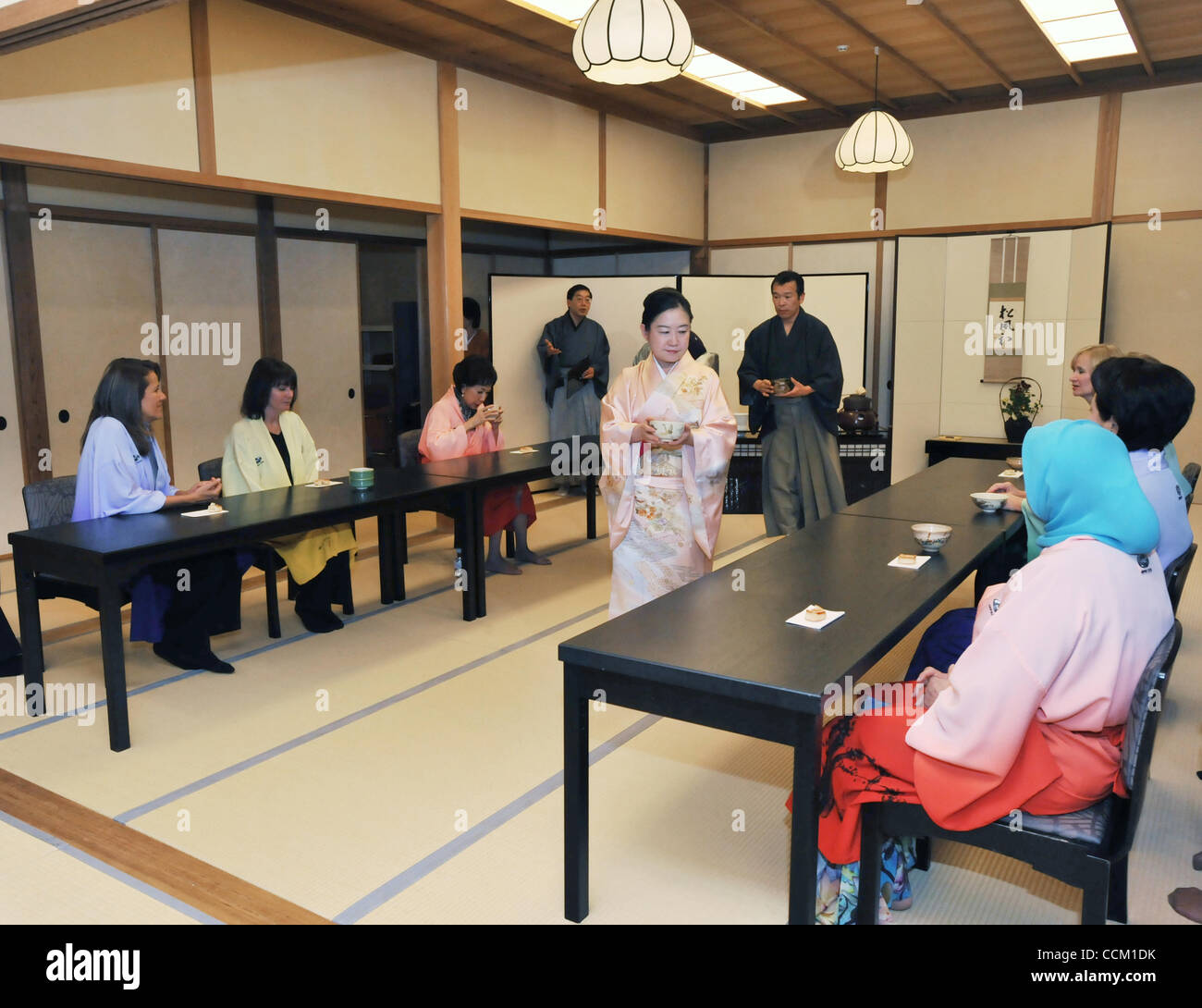 Nov. 13, 2010 - Yokohama, Giappone - APEC coniugi sperimentare la cerimonia del tè giapponese al giardino Sankeien su nov. 14, 2010 a Yokohama, in Giappone il Vertice APEC è tenuto il 13 novembre e 14. (Credito Immagine: © Jana premere/ZUMApress.com) Foto Stock