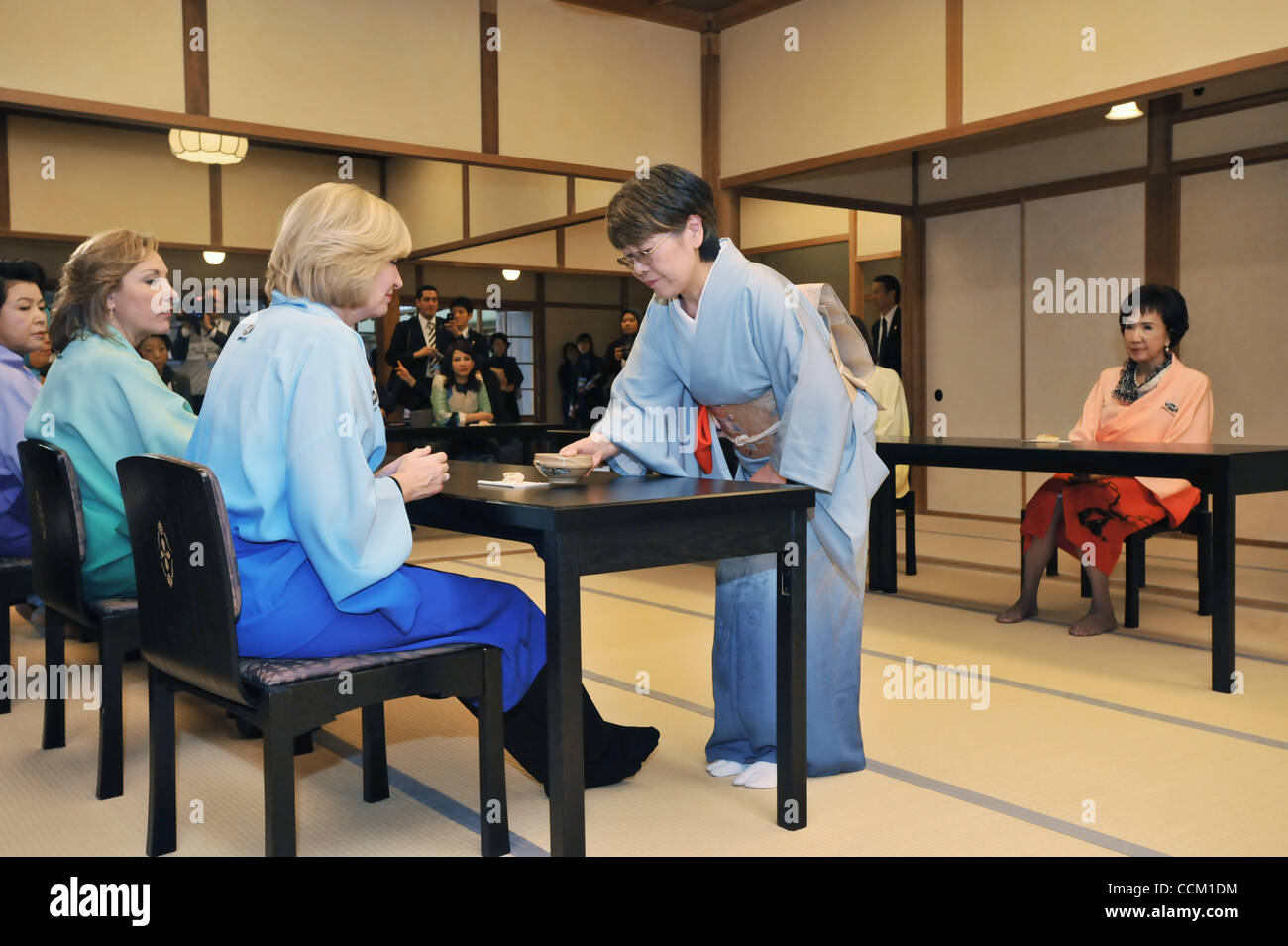 Nov. 13, 2010 - Yokohama, Giappone - APEC coniugi sperimentare la cerimonia del tè giapponese al giardino Sankeien su nov. 14, 2010 a Yokohama, in Giappone il Vertice APEC è tenuto il 13 novembre e 14. (Credito Immagine: © Jana premere/ZUMApress.com) Foto Stock