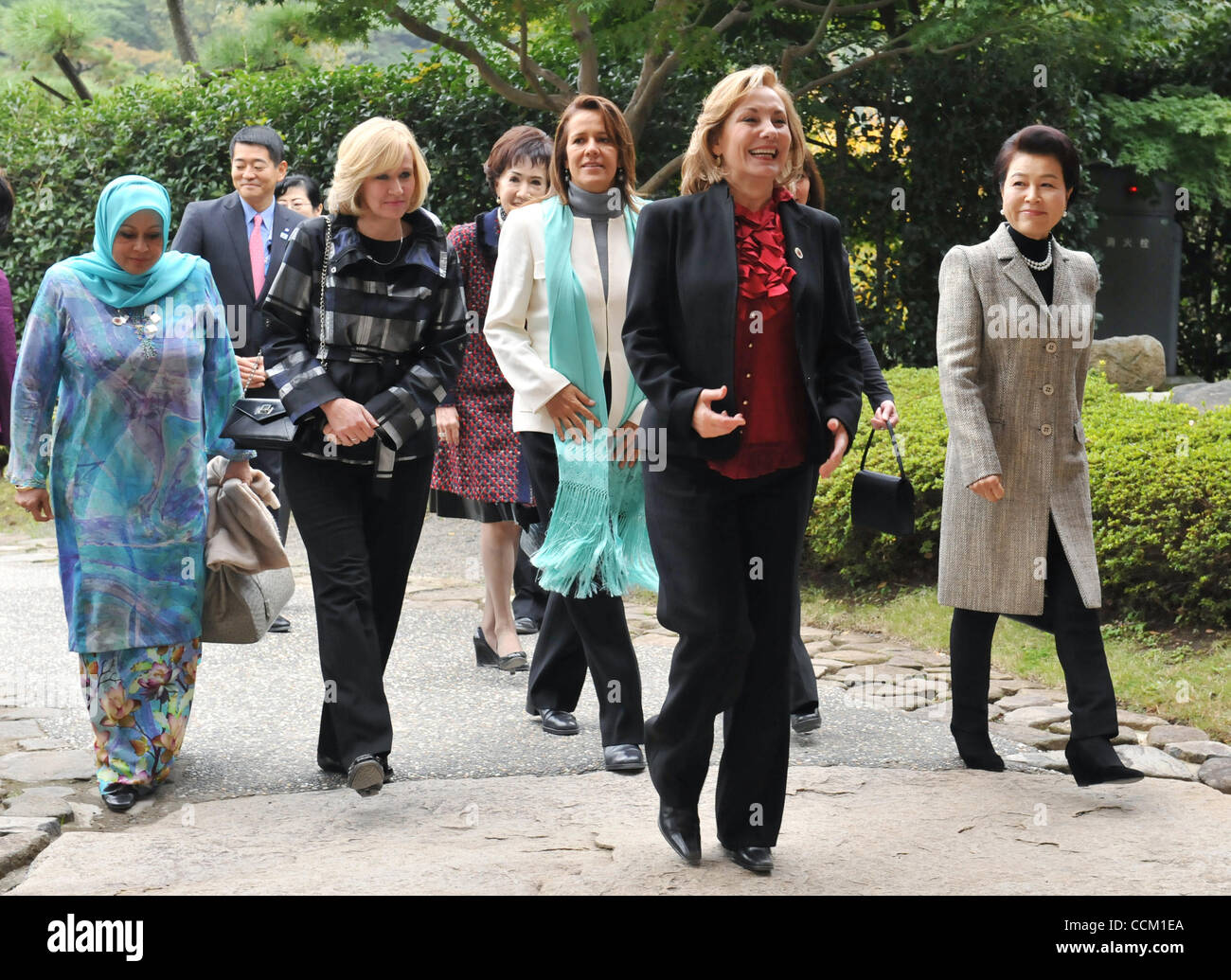 Nov. 13, 2010 - Yokohama, Giappone - APEC coniugi arrivano al giardino Sankeien dove si visita per sperimentare di cerimonia del tè giapponese su nov. 14, 2010 a Yokohama, in Giappone il Vertice APEC è tenuto il 13 novembre e 14. (Credito Immagine: © Jana premere/ZUMApress.com) Foto Stock