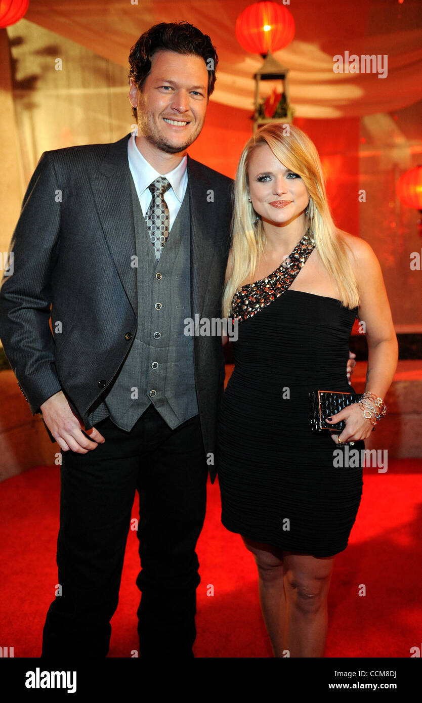 Novembre 9, 2010 - Nashville, Tennessee, Stati Uniti d'America - musicista BLAKE SHELTON e Miranda Lambert arrivano sul tappeto rosso al 58th annuale Paese BMI Awards che ha avuto luogo presso il BMI edificio. Copyright 2010 Jason Moore. (Credito Immagine: © Jason Moore/ZUMApress.com) Foto Stock