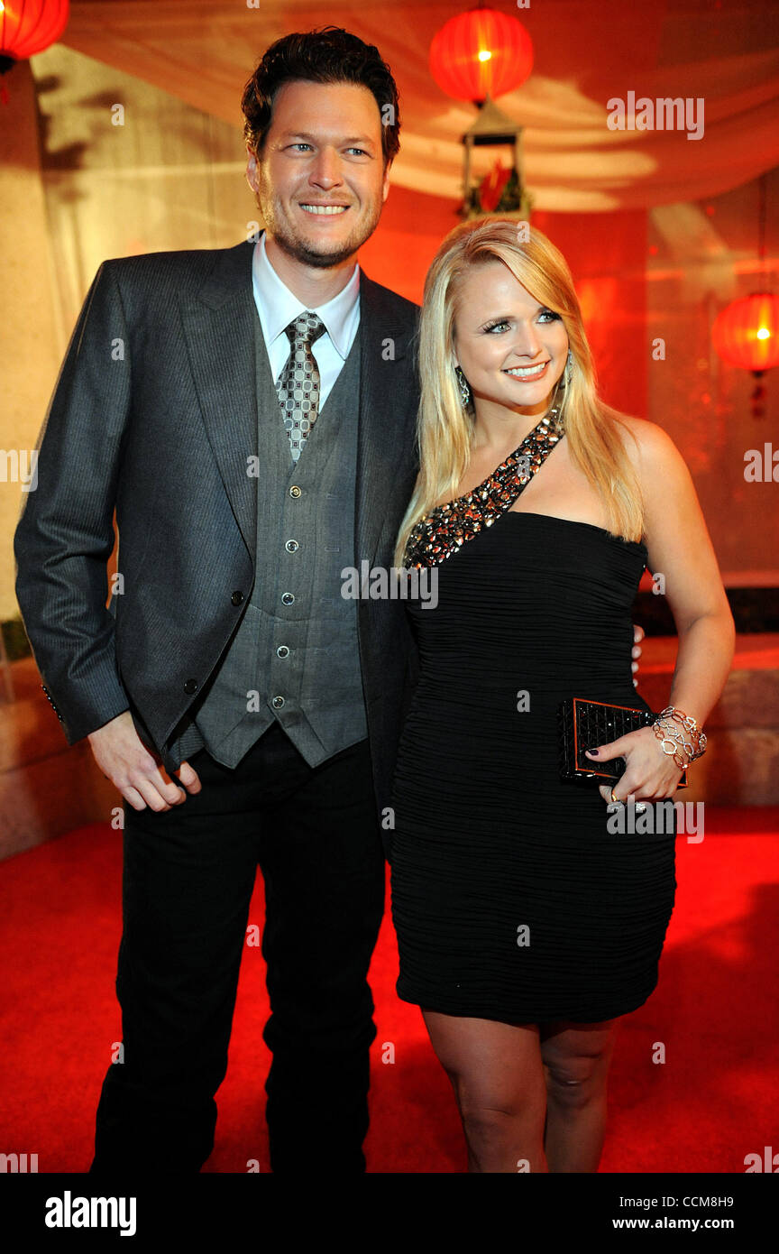Novembre 9, 2010 - Nashville, Tennessee, Stati Uniti d'America - musicista BLAKE SHELTON e Miranda Lambert arrivano sul tappeto rosso al 58th annuale Paese BMI Awards che ha avuto luogo presso il BMI edificio. Copyright 2010 Jason Moore. (Credito Immagine: © Jason Moore/ZUMApress.com) Foto Stock