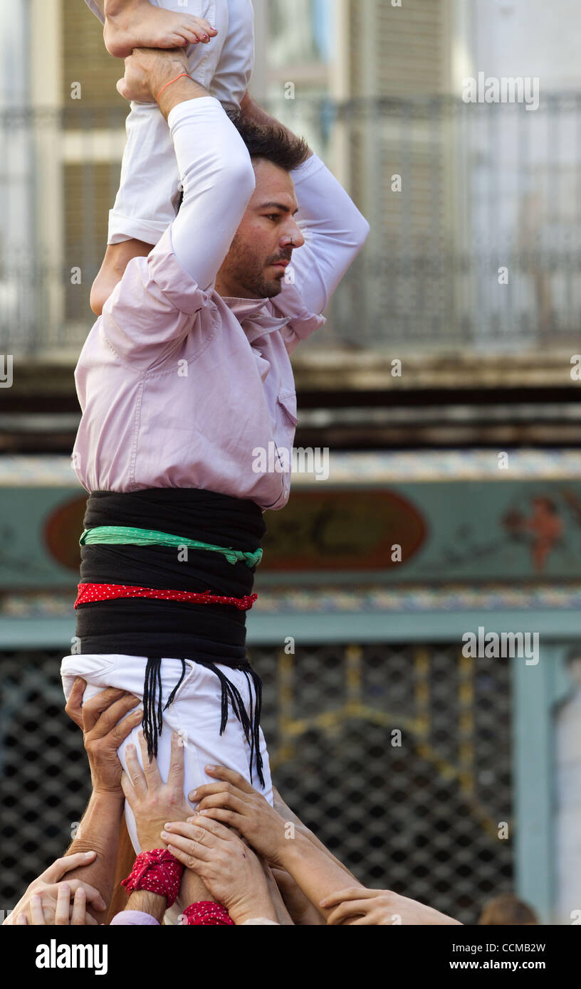 Oct 31, 2010 - Girona, in Catalogna, Spagna - Il catalano castelli umani noti come "castells" sono state incluse dall UNESCO nella lista del patrimonio culturale immateriale dell'umanità. La tradizione risale alla fine del XVIII secolo in Catalogna in Spagna. Le torri sono costruite da "castellers' che appartengono a Foto Stock