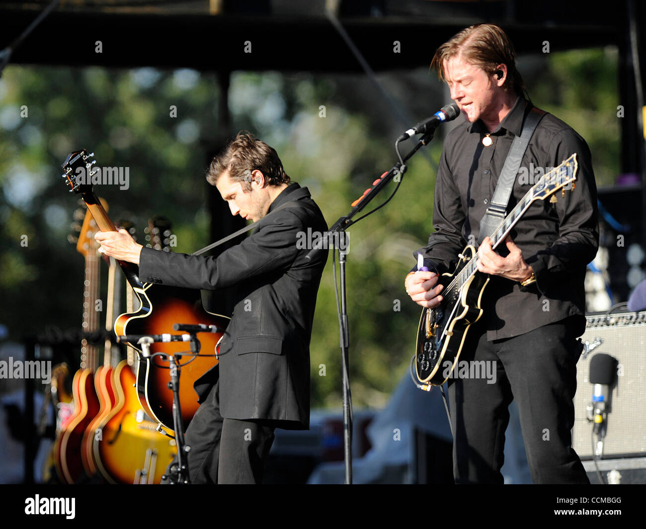 Oct 31, 2010 - New Orleans, in Louisiana, Stati Uniti d'America - cantante / chitarrista Paul Banks e il chitarrista DANIEL KESSLER della banda Interpol suona dal vivo come parte del 2010 Voodoo Music Festival che si svolge presso il parco della città si trova a New Orleans. Il Voodoo Music Festival è un tre festival musicale con una v Foto Stock