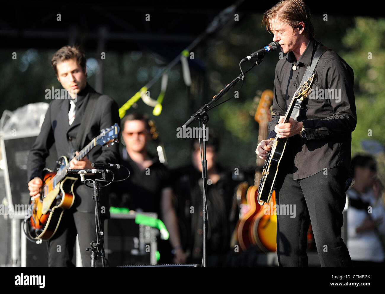 Oct 31, 2010 - New Orleans, in Louisiana, Stati Uniti d'America - cantante / chitarrista Paul Banks e il chitarrista DANIEL KESSLER della banda Interpol suona dal vivo come parte del 2010 Voodoo Music Festival che si svolge presso il parco della città si trova a New Orleans. Il Voodoo Music Festival è un tre festival musicale con una v Foto Stock