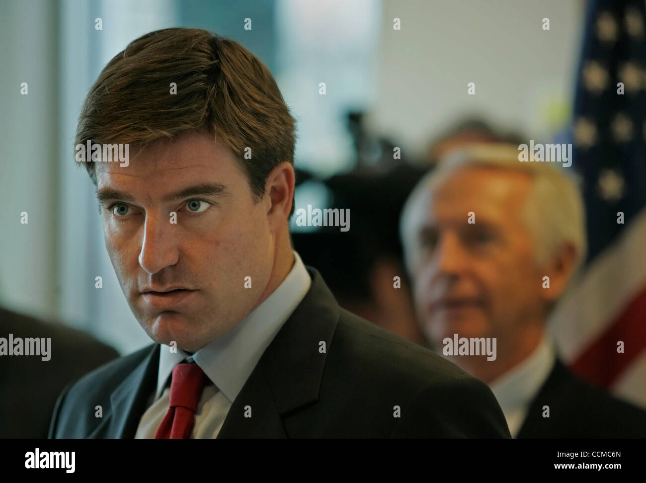 Senato democratica nominee JACK CONWAY (sinistra) indirizzi sostenitori con Governor STEVE BESHEAR cercando su durante una campagna rally al Bowling Green-Warren County aeroporto regionale. Entrambi Conway e il suo avversario ha trascorso la giornata prima di elezioni generali facendo volare-attorno a Tours dello stato. Foto Stock