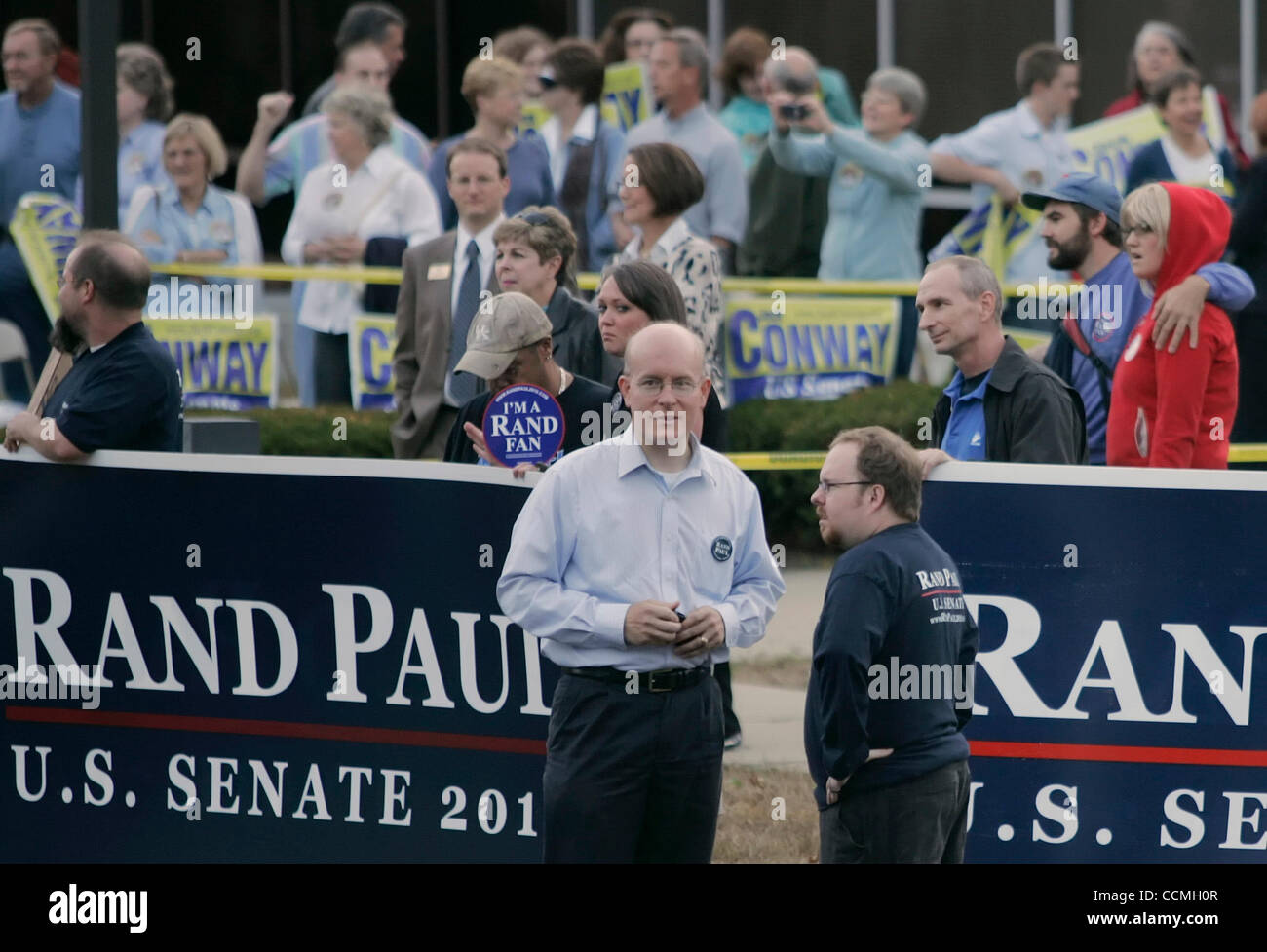 Ex Rand Paul Senato campaign manager DAVID ADAMS (sinistra) parla con un uomo non identificato come attivista MoveOn.org LAUREN VALLE (felpa rossa) sorge nelle vicinanze prima di un dibattito senatoriale in Kentucky televisione educativa. Valle, 23, più successivamente è stato spinto a terra durante il tentativo di ottenere vicino a Paolo per Foto Stock