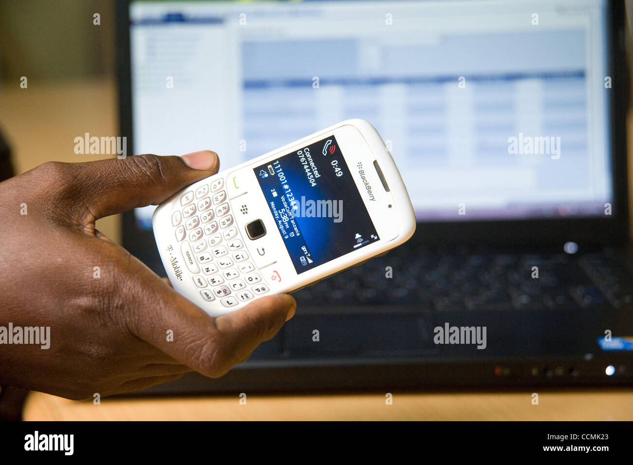 Ottobre 26, 2010 - Mwanza, Tanzania - Agosto 8, 2010, Mwanza, Tanzania - Tanzania Ministero della Sanità membro dello staff possiede un telefono cellulare che può essere utilizzato per la relazione sulle condizioni di salute nelle aree rurali della Tanzania utilizzando un software sviluppato per il Atlanta-base CDC finanziate dalla Fondazione telefoni per la salute pr Foto Stock