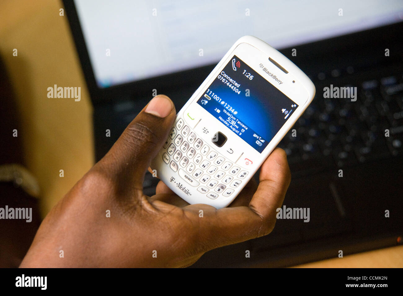 Ottobre 26, 2010 - Mwanza, Tanzania - Agosto 8, 2010, Mwanza, Tanzania - Tanzania Ministero della Sanità membro dello staff possiede un telefono cellulare che può essere utilizzato per la relazione sulle condizioni di salute nelle aree rurali della Tanzania utilizzando un software sviluppato per il Atlanta-base CDC finanziate dalla Fondazione telefoni per la salute pr Foto Stock