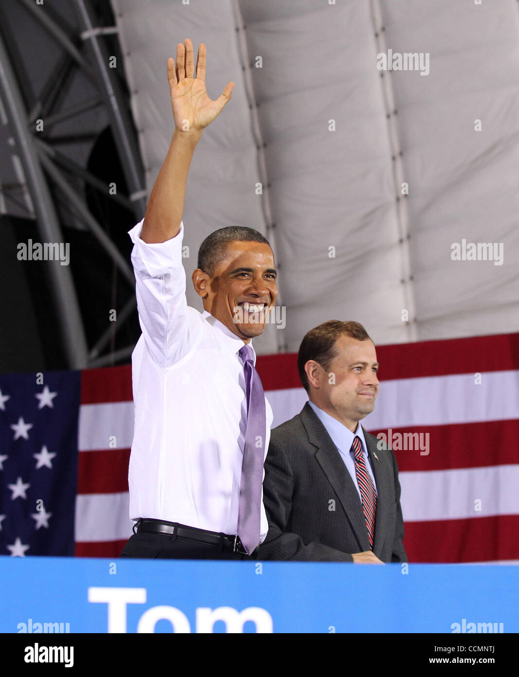 Oct 29, 2010 - Charlottesville, Virginia, Stati Uniti - Il Presidente Barack Obama, sinistra, ha effettuato una sosta alla campagna per la Virginia quinto quartiere rappresentante Congressman TOM PERRIELLO Venerdì a Charlottesville Pavilion nel centro cittadino di Charlottesville, Virginia (credito Immagine: © Andrew Shurtleff/ZUMApress.com) Foto Stock