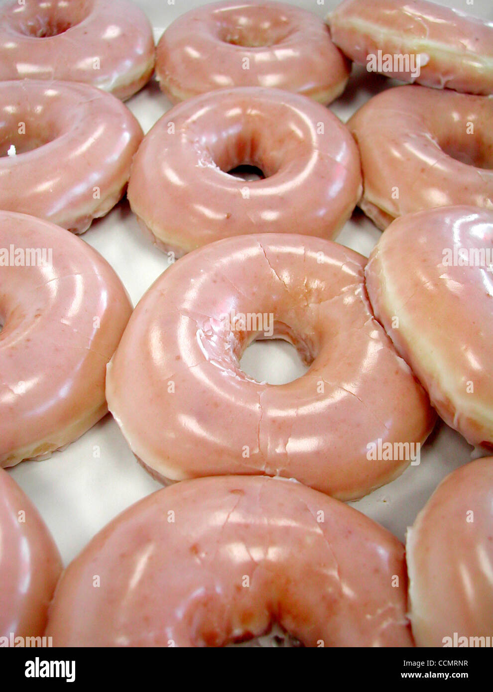 Mar 15, 2004; Los Angeles, CA, Stati Uniti d'America; potrebbe il Krispy Kreme ciambella essere l' ultima vittima della dieta low-carb craze? Il Winston-Salem-basato donut maker detto venerdì che è il suo taglio di proiezione di profitto per questo anno da 10 percento a causa della minore domanda per il suo alto contenuto calorico considera che Foto Stock