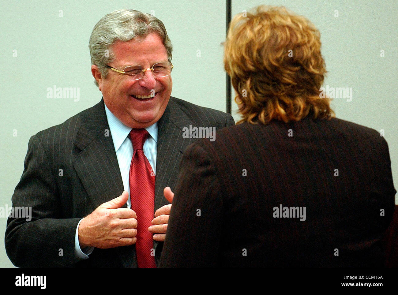 Jun 19, 2004; Houston, TX, Stati Uniti d'America; TONY SANCHEZ colloqui con il senatore LETICIA VAD DE PUTTE, di San Antonio, in Texas Partito Democratico 2004 stato Convenzione in Houston. Foto Stock