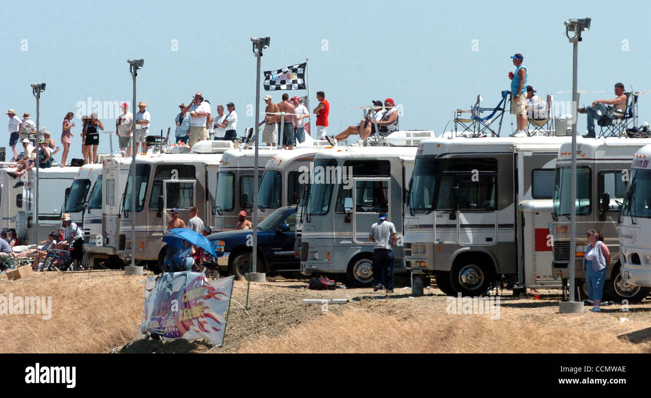 Nascar fan stand sui loro parcheggiato RVs Domenica, 27 giugno 2004, come si guarda il Dodge/Save Mart 350 gara a Infineon Raceway di Sonoma, California (Contra Costa Times/Bob Pepping) Foto Stock