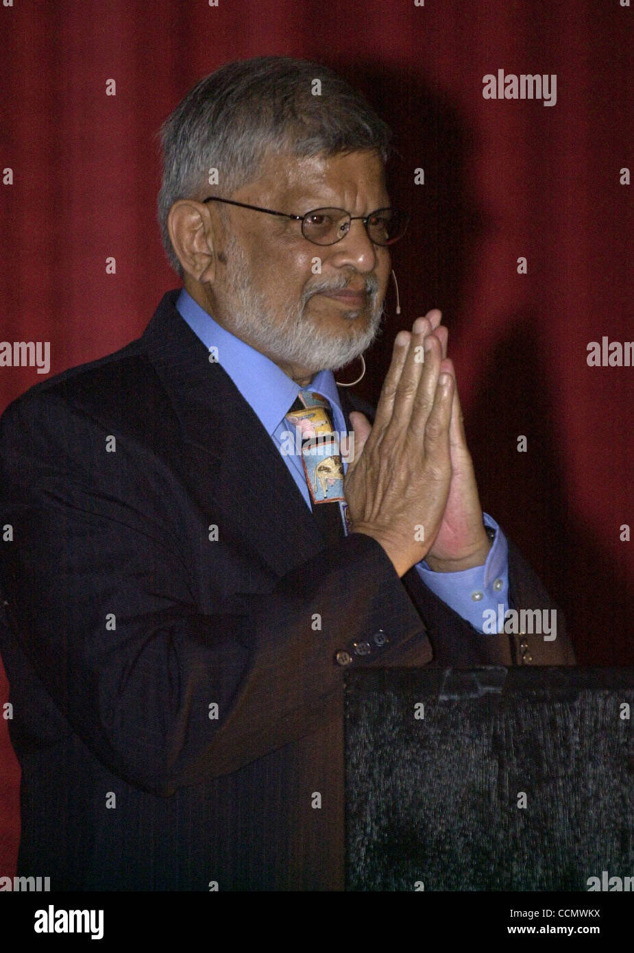 Arun Gandhi, che insegna la nonviolenza, parla alla folla in Rheem teatro in Moraga, California, domenica 27 giugno, 2004. (CONTRA COSTA TIMES/EDDIE LEDESMA) Foto Stock