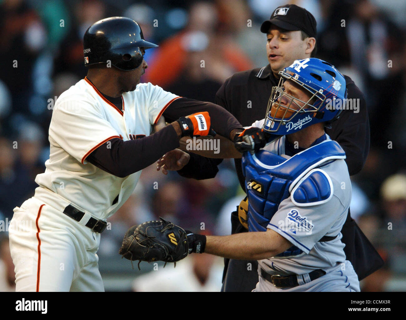 Michael Tucker tenta di ottenere passato catcher David Ross dopo un Eric Gagne pitch buttato giù lui nell'ottavo inning. Home plate Andy Fletcher tenta di mantenere la pace. La San Francisco Giants spazzato il Los Angeles Dodgers Giovedì 24 Giugno, 2004 con una vittoria 9-3. (Contra Costa Times/Karl Mondon) Foto Stock