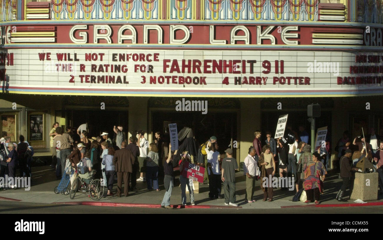 Il marquee presso il Gran teatro sul lago a Oakland, in California, il Venerdì, Giugno 25, 2004 informa il pubblico che il filmato casa ha 0 piani su enforcing R rating di Michael Moore documentario Fahrenheit 911. Il film premeired oggi. (Contra Costa Times/Sherry LaVars) Foto Stock