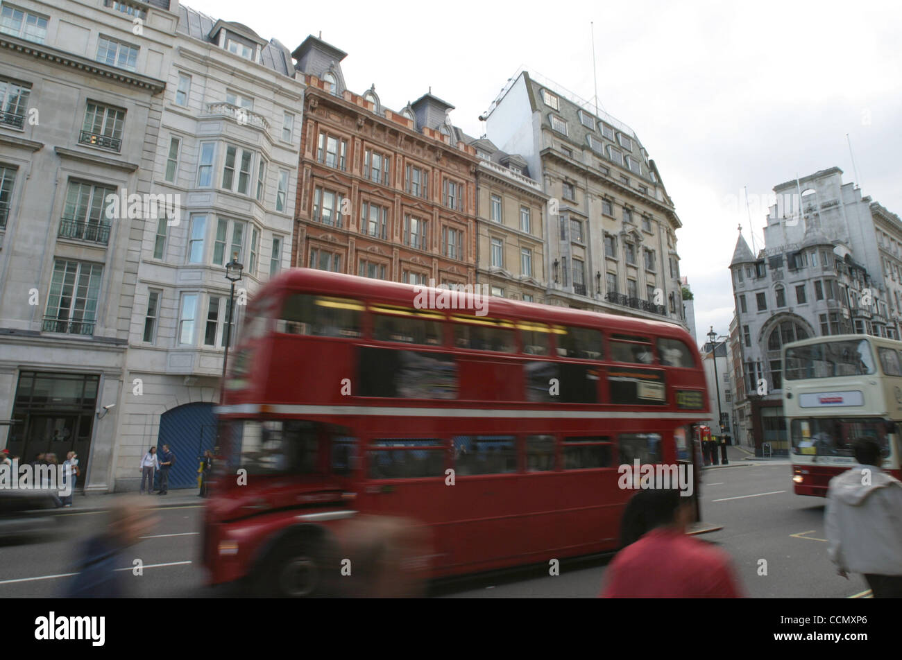 Jul 07, 2004; Londra, Regno Unito; in rosso di un autobus a due piani per le strade di Londra. Foto Stock