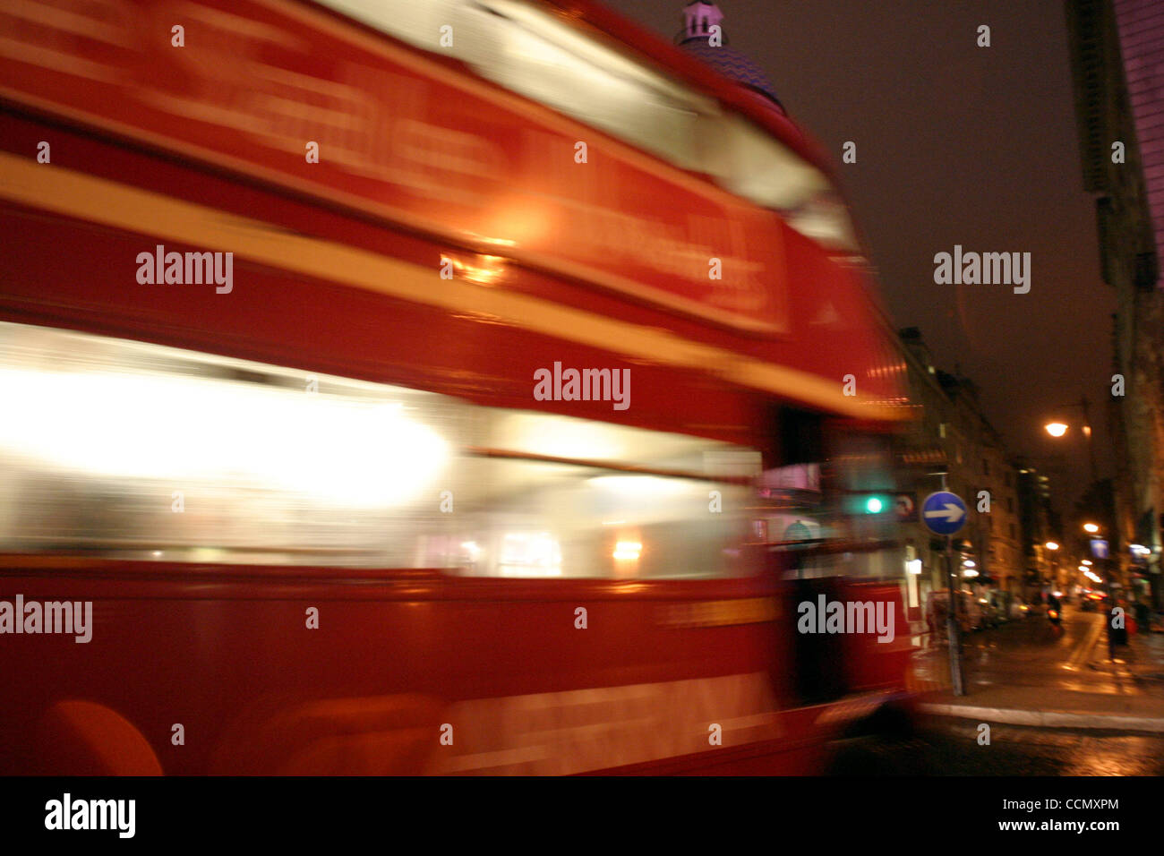 Jul 07, 2004; Londra, UK; Rosso double-decker bus in Londra. Foto Stock