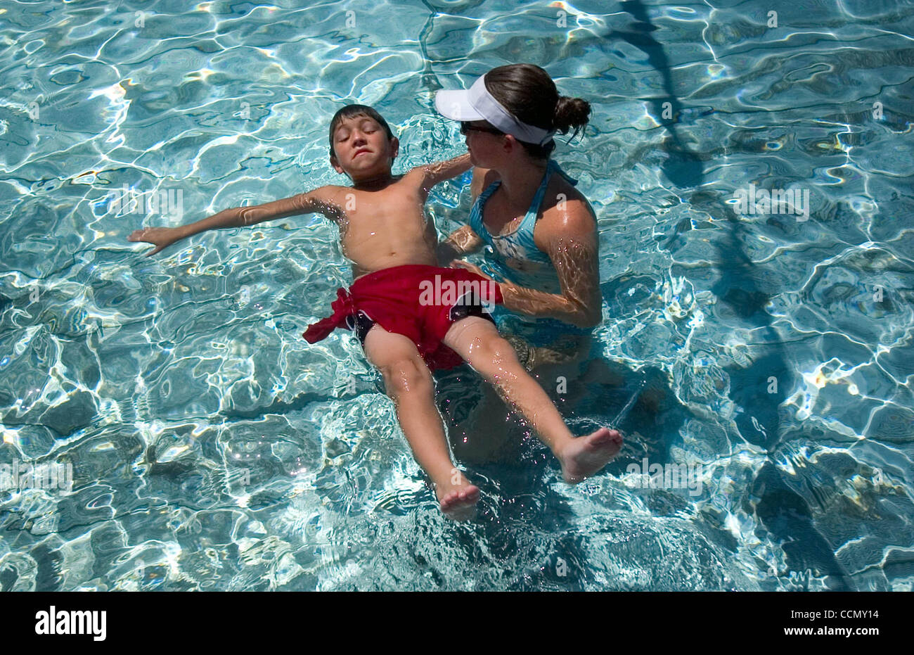 LEDE -- istruttore, Savannah Ballard insegna, TK di galleggiare sulla sua  schiena come i bambini migranti imparare a nuotare a Consumnes River  College, Martedì, luglio 12, 2005. Negli ultimi anni numerosi i