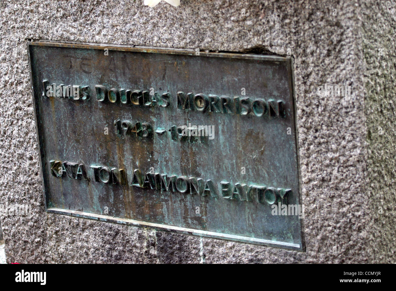 Jul 17, 2004; Paris, Francia; la tomba di porte frontman Jim Morrison (1943-1971) @ Pere Lachaise cimitero. Morrison è morto di un attacco di cuore nel 1971 @ l'età di 27. La sua tomba è monitorata dalla polizia 24 ore al giorno ed è spesso barricate per mantenere i fan out. Pere Lachaise è il più grande cimitero a pari Foto Stock