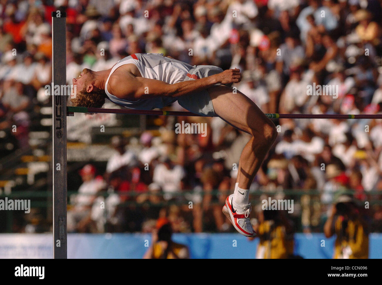 Tom Pappas cancella 2,07 metri in Uomini Decathlon Salto in alto la concorrenza durante gli Stati Uniti Pista olimpica e sperimentazioni in campo il Venerdì, 16 luglio 2004 presso Alex Spanos G. Complesso sportivo a Sacramento, California (Jose Carlos Fajardo/Contra Costa Times) Foto Stock