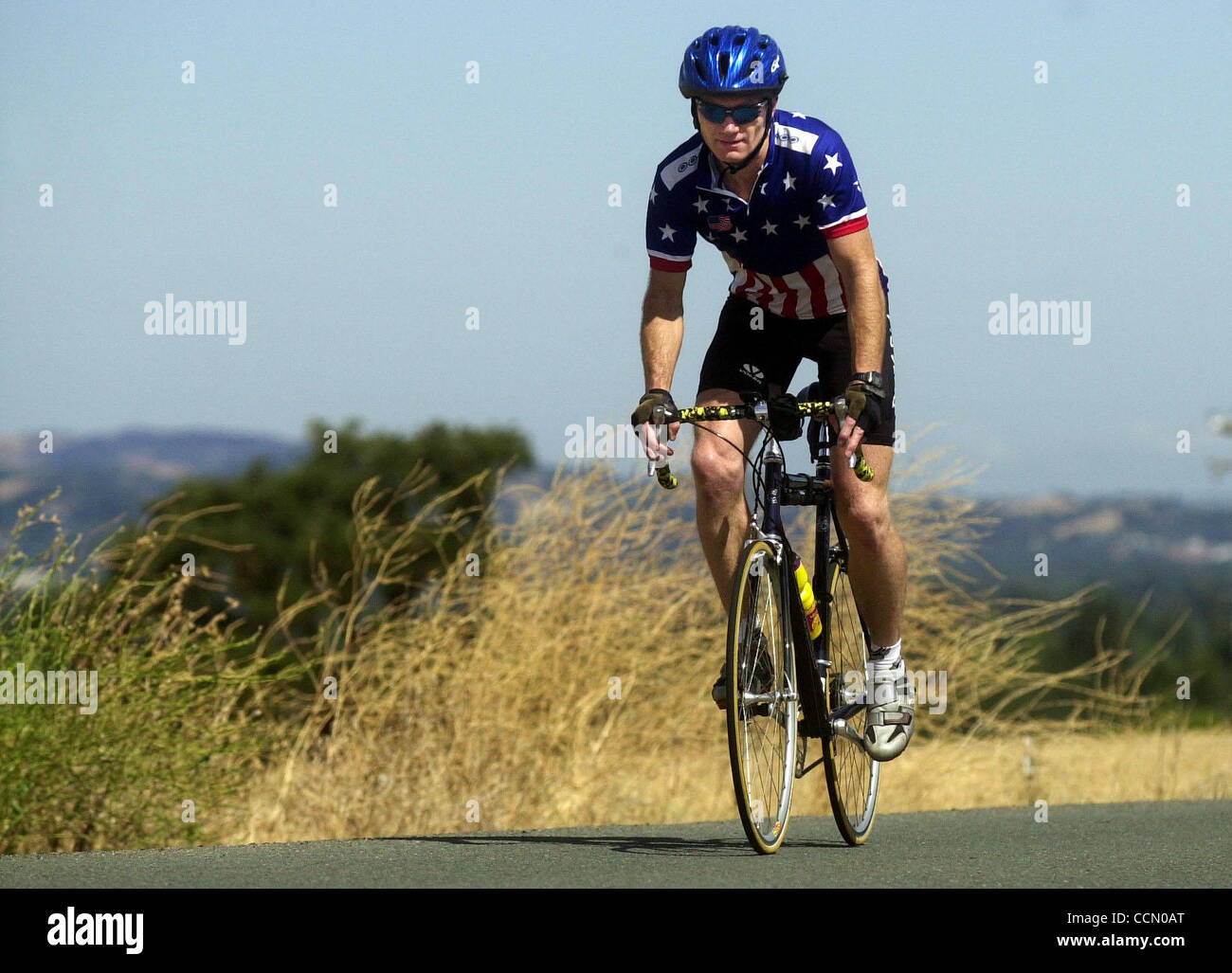 Walnut Creek resident Mike Weiss si prepara per un 129 -miglio di corsa nella zona del lago Tahoe a Mt. Diablo parco dello stato in Walnut Creek, California il sabato, 3 luglio 2004. Egli è di prendere impegni per la corsa a vantaggio dei disabili di veterani di guerra americani. (Contra Costa Quotidiani/Mar Nam Ton) Foto Stock