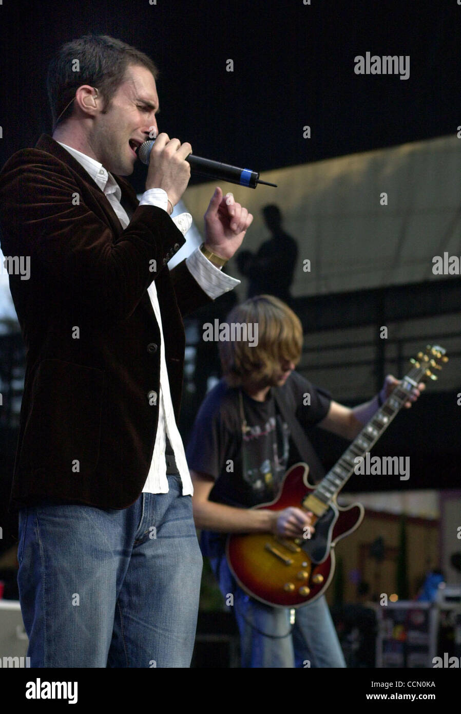 Adam Levine, voce e chitarra, a sinistra e a James Valentine alla chitarra della band Maroon 5 eseguire presso il litorale anfiteatro, Venerdì, 16 luglio 2004, in Mountain View, California(Contra Costa Times/Susan Tripp Pollard) Foto Stock