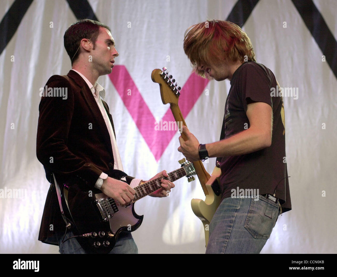 Adam Levine, voce e chitarra, a sinistra e a James Valentine alla chitarra della band Maroon 5 eseguire presso il litorale anfiteatro, Venerdì, 16 luglio 2004, in Mountain View, California(Contra Costa Times/Susan Tripp Pollard) Foto Stock