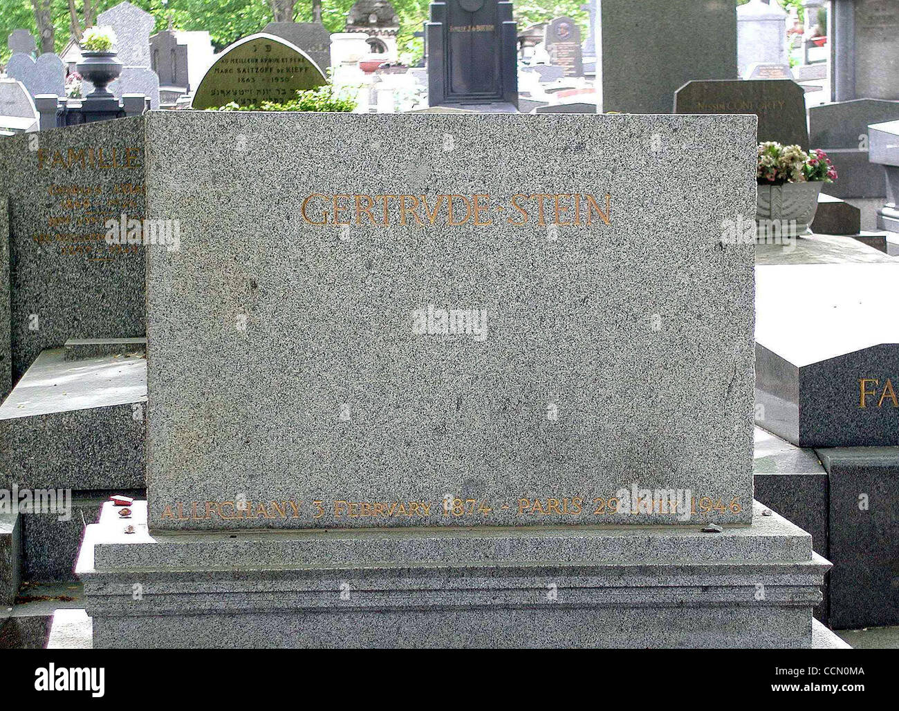 Jul 17, 2004; Paris, Francia; la tomba di Gertrude Stein - scrittore americano. Pere Lachaise è il più grande cimitero di Parigi e uno dei più famosi dei cimiteri del mondo. Pere Lachaise cimitero. Foto Stock