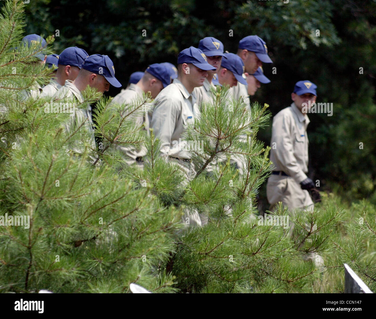 Jul 22, 2004; a parete, NJ, Stati Uniti d'America; New Jersey di Polizia di Stato ricerca cadetti di Allaire State Park lungo la strada Squankum per Brittney George's corpo Giovedi luglio 22, 2004 in parete, NJ. Autorità incaricate Jack Fuller un 38-anno-vecchio uomo per l'omicidio di 16-anno-vecchio Brittney Gregorio primi Domenica, Luglio 18, 2004, follo Foto Stock