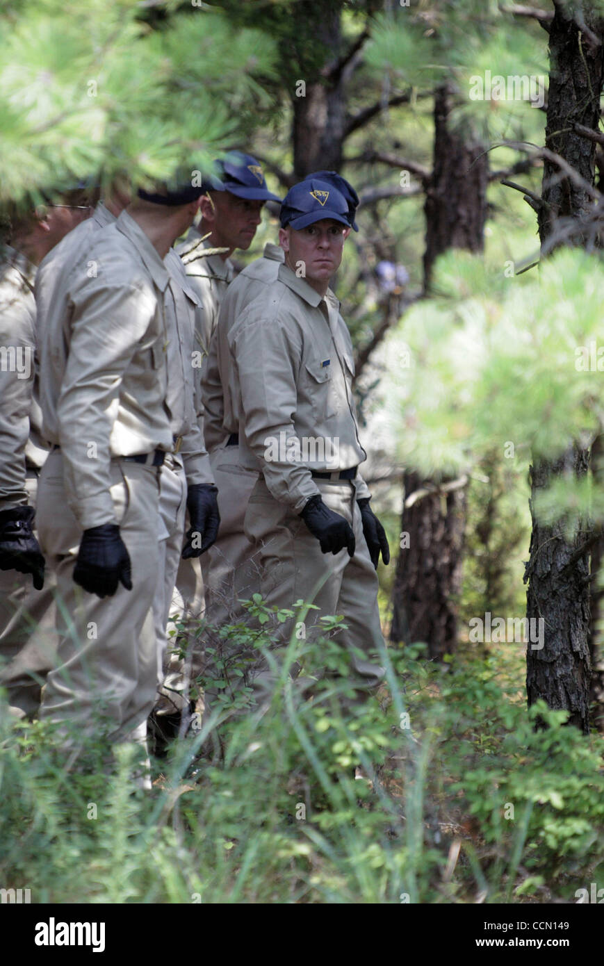 Jul 22, 2004; a parete, NJ, Stati Uniti d'America; New Jersey di Polizia di Stato ricerca cadetti di Allaire State Park lungo la strada Squankum per Brittney George's corpo Giovedi luglio 22, 2004 in parete, NJ. Autorità incaricate Jack Fuller un 38-anno-vecchio uomo per l'omicidio di 16-anno-vecchio Brittney Gregorio primi Domenica, Luglio 18, 2004, follo Foto Stock