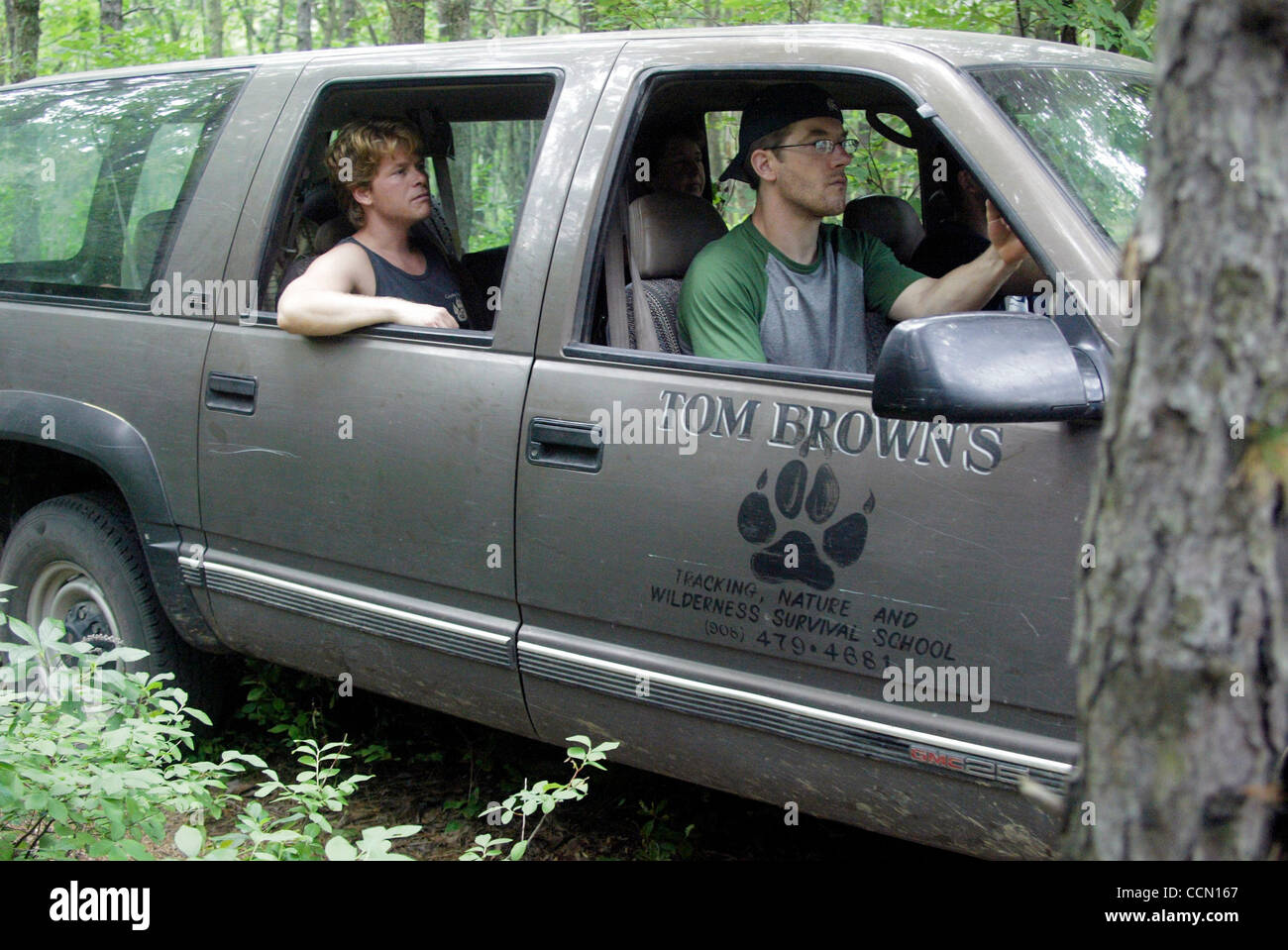Jul 23, 2004; a parete, NJ, Stati Uniti d'America; inseguitori di volontariato con Tom Brown Scuola Tracking lasciare Allaire parco dello stato dopo una ricerca di Brittney George's corpo Venerdì 23 Luglio, 2004 in parete, NJ. Autorità incaricate Jack Fuller un 38-anno-vecchio uomo per l'omicidio di 16-anno-vecchio Brittney Gregorio inizio domenica 1 luglio Foto Stock