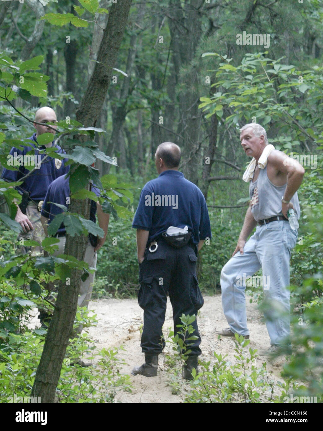 Jul 23, 2004; a parete, NJ, Stati Uniti d'America; Survivalistes e tracker Tom Brown colloqui con gli investigatori in Allaire parco dello Stato mentre è in corso la ricerca di Brittney George's corpo Venerdì 23 Luglio, 2004 in parete, NJ. Autorità incaricate Jack Fuller un 38-anno-vecchio uomo per l'omicidio di 16-anno-vecchio Brittney Gregorio primi Domenica, J Foto Stock