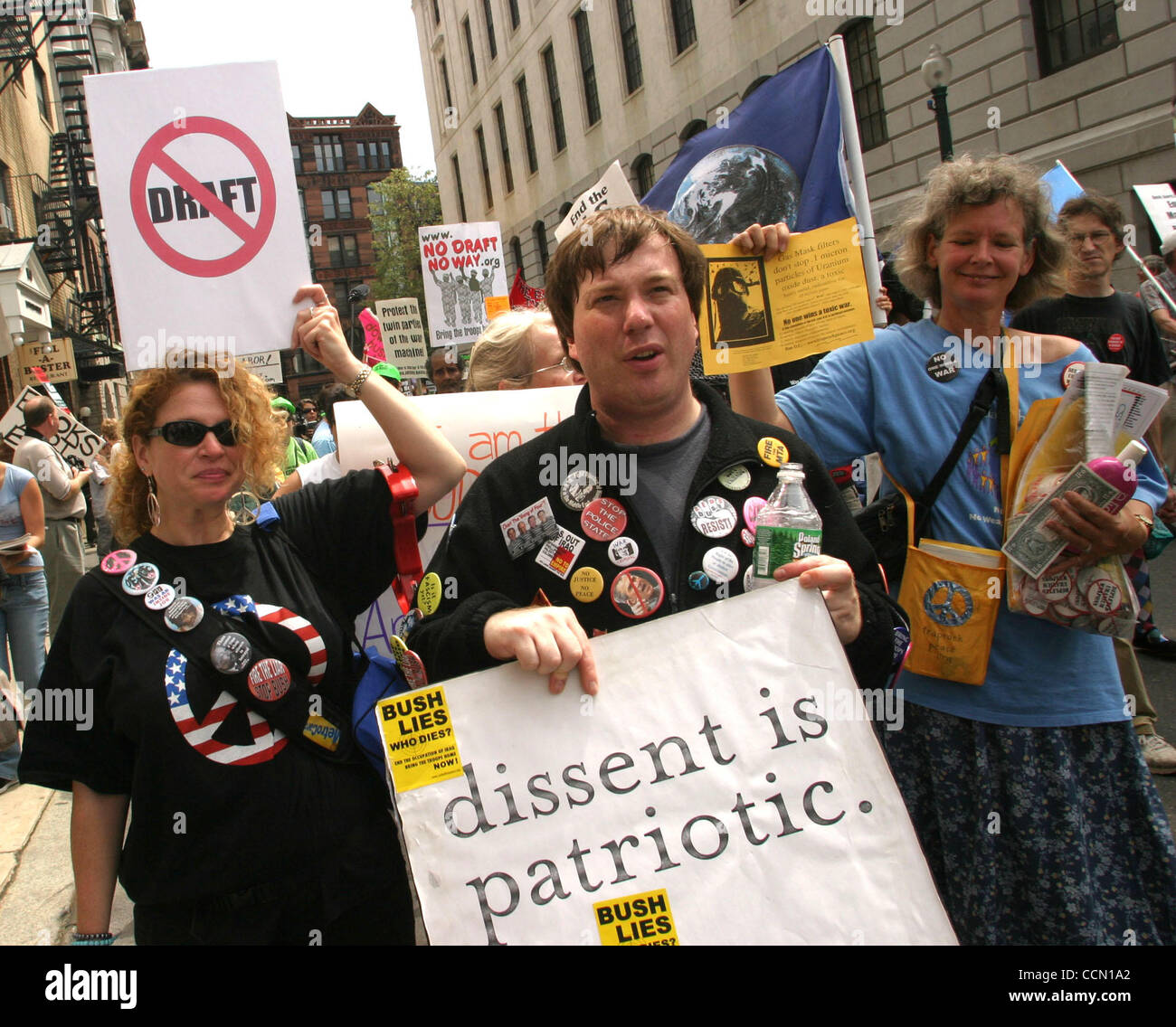 Jul 25, 2004; Boston, MA, USA; manifestanti sono fuori in pieno vigore per le proteste tenutasi alla vigilia della convention democratica. Foto Stock