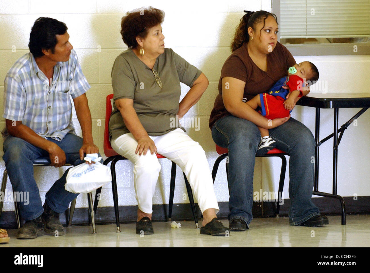 Stato/daily/ FUNZIONAMENTO LONE STAR: DA neonati per gente più vecchia residenti della contea di Starr ricevere gratuitamente assistenza medica e dentistica a Fort Ringgold elementare nella Rio Grande città giovedì 29 luglio, 2004. DELCIA LOPEZ/personale Foto Stock