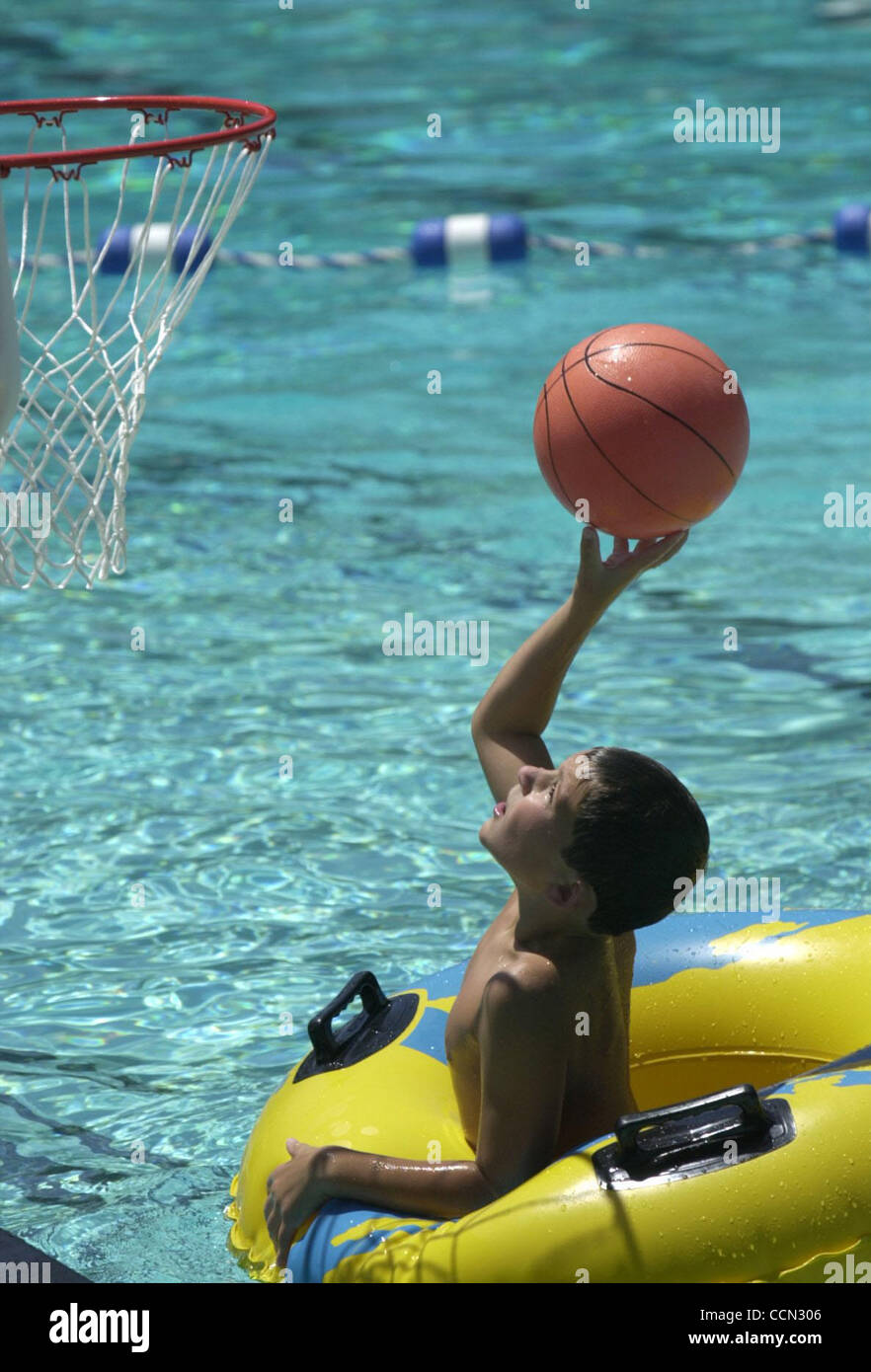 Chase Betta, 8, passa per due come si gioca con gli amici in Piemonte Swim Club durante una calda giornata di mercoledì 28 luglio, 2004 in Piemonte, California (Contra Costa Times/ Gregorio Urquiaga) Foto Stock