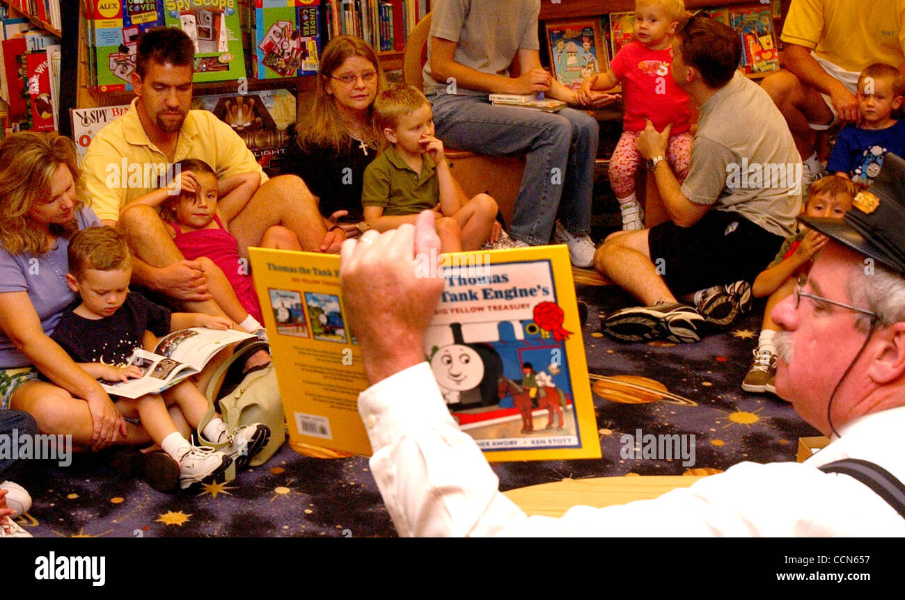 Agosto 21, 2004 - Colerain Township, Ohio, Stati Uniti d'America - 'Conduttore Mike', (R), ( MIKE CUNNINGHAM, un rappresentante del Cincinnati azienda ferroviaria), legge Thomas Il serbatoio libri di storia ad un gruppo di bambini alle frontiere Northgate. (Credito Immagine: © Ken Stewart/ZUMA Press) Foto Stock