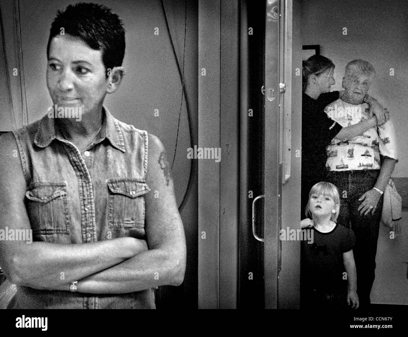 Aug 24, 2004; Bethesda, MD, Stati Uniti d'America; KIM WYATT (L), madre di personale Sgt. Jessica Clements attende vicino a sua figlia il posto letto prima di iniziare un intervento presso il National Naval Medical Center di Bethesda, Maryland. Intervento chirurgico è stato programmato per riparare una porzione di Clements' teschio che era stato rimosso per Foto Stock