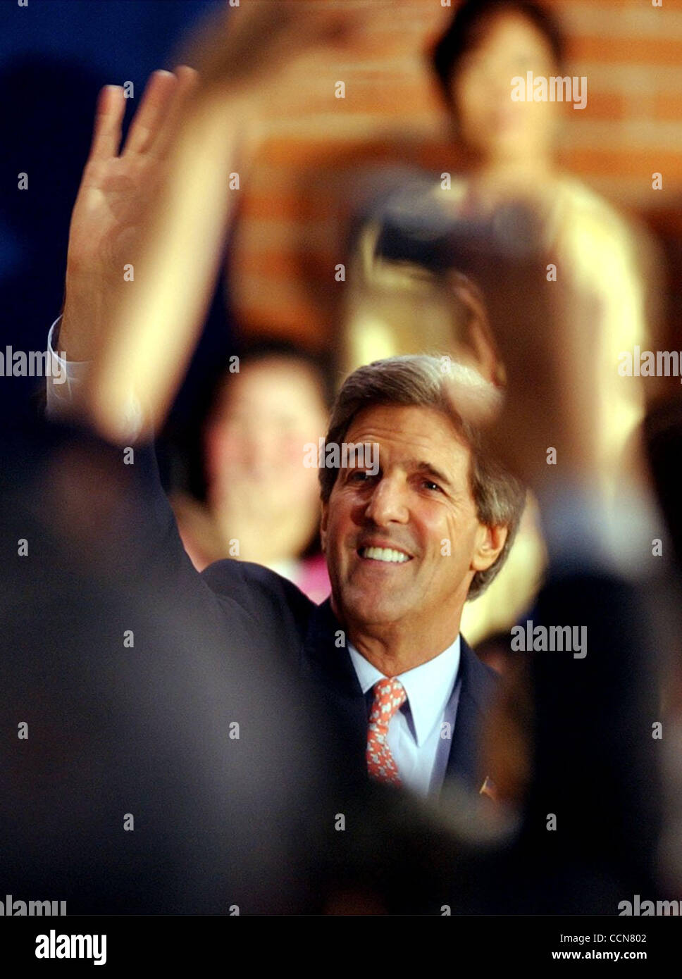 Prodotto Alternativo -- candidato presidenziale democratico Sen. John Kerry entra nella palestra a Westmoor High School a Daly City, California, Venerdì, 27 agosto 2004, una fermata lungo il suo percorso di campagna. (Contra Costa Quotidiani/Joanna Jhanda) Foto Stock