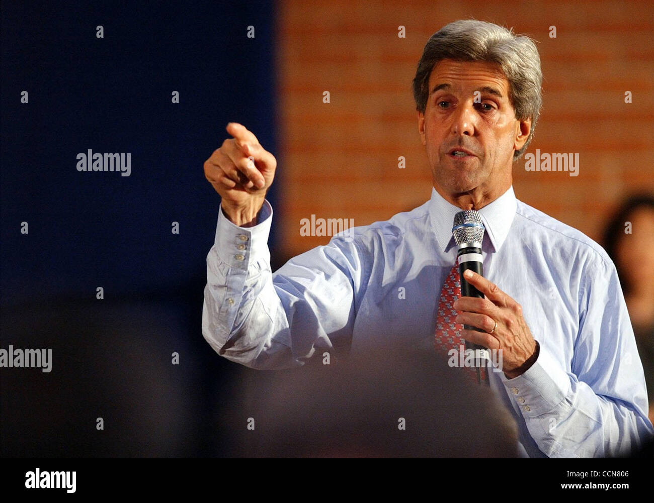Prodotto Alternativo -- candidato presidenziale democratico Sen. John Kerry parla ai tifosi nel corso di una visita a Westmoor High School a Daly City, California, Venerdì, 27 agosto 2004. (Contra Costa Quotidiani/Joanna Jhanda) Foto Stock