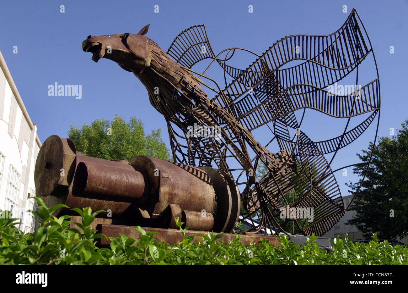 Il cavallo di ferro scultura nei pressi di Office Depot Giovedì, 25 agosto 2004 a San Ramon, California La città dispone di numerosi pezzi di arte finanziati dalle imprese ma la città vorrebbe stabilire una regola che i nuovi sviluppatori potrebbe essere richiesto il pagamento di una tassa, basato su una certa percentuale del loro capitale expenditur Foto Stock