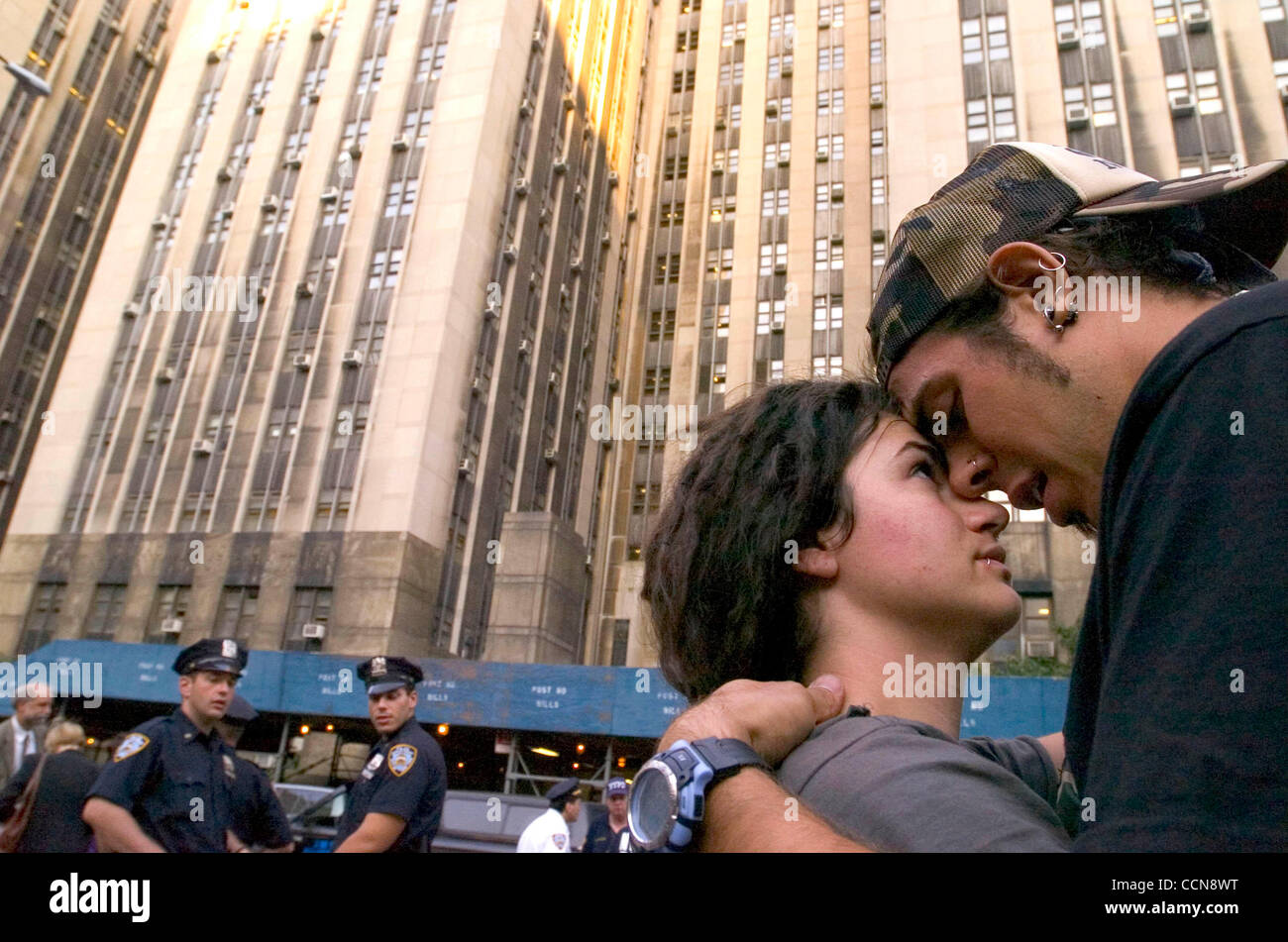 New York, NY - 090204 - Tanya Thurman di New York e di Erik Beyer di Hawaii abbracciare dopo la riunificazione dopo essere stato rilasciato dalla polizia a 100 Centre Street, (in background) la città di New York Arraignment corte in Lower Manhattan giovedì 2 settembre 2004. Ragazzo e ragazza, entrambi avevano b Foto Stock
